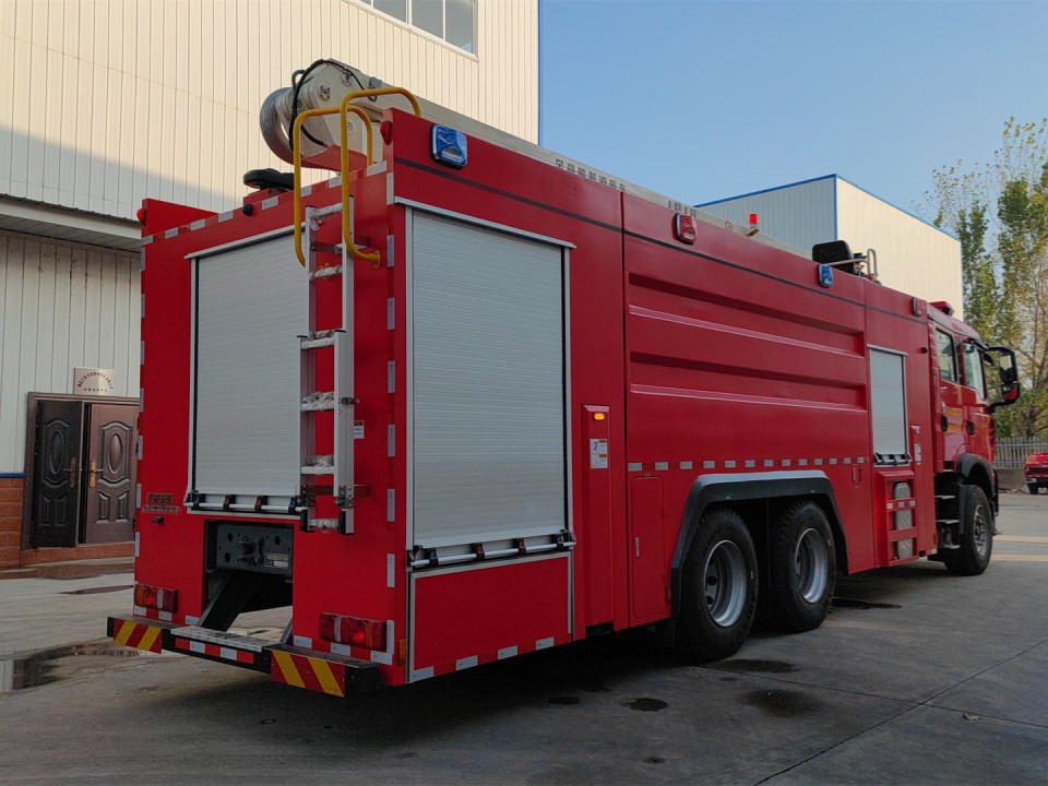 18米舉高噴射消防車(chē)圖片